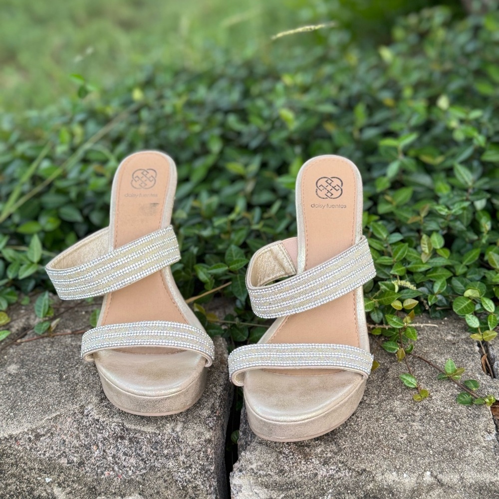 Daisy Fuentes Cream Sandals with Modern Design